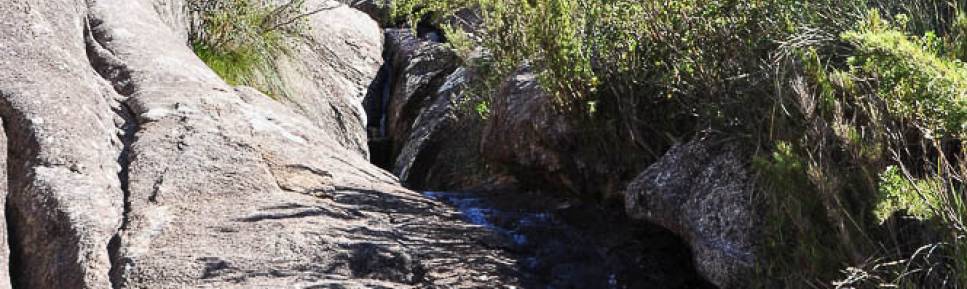 A pequena Cachoeirinha, em mais um dos vales que temos de atravessar nesse 2o dia de caminhadas no Parque Nacional da Serra dos Órgãos, no Rio de Janeiro